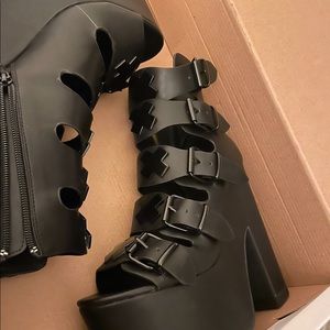 YRU PLATFORM HEELS
